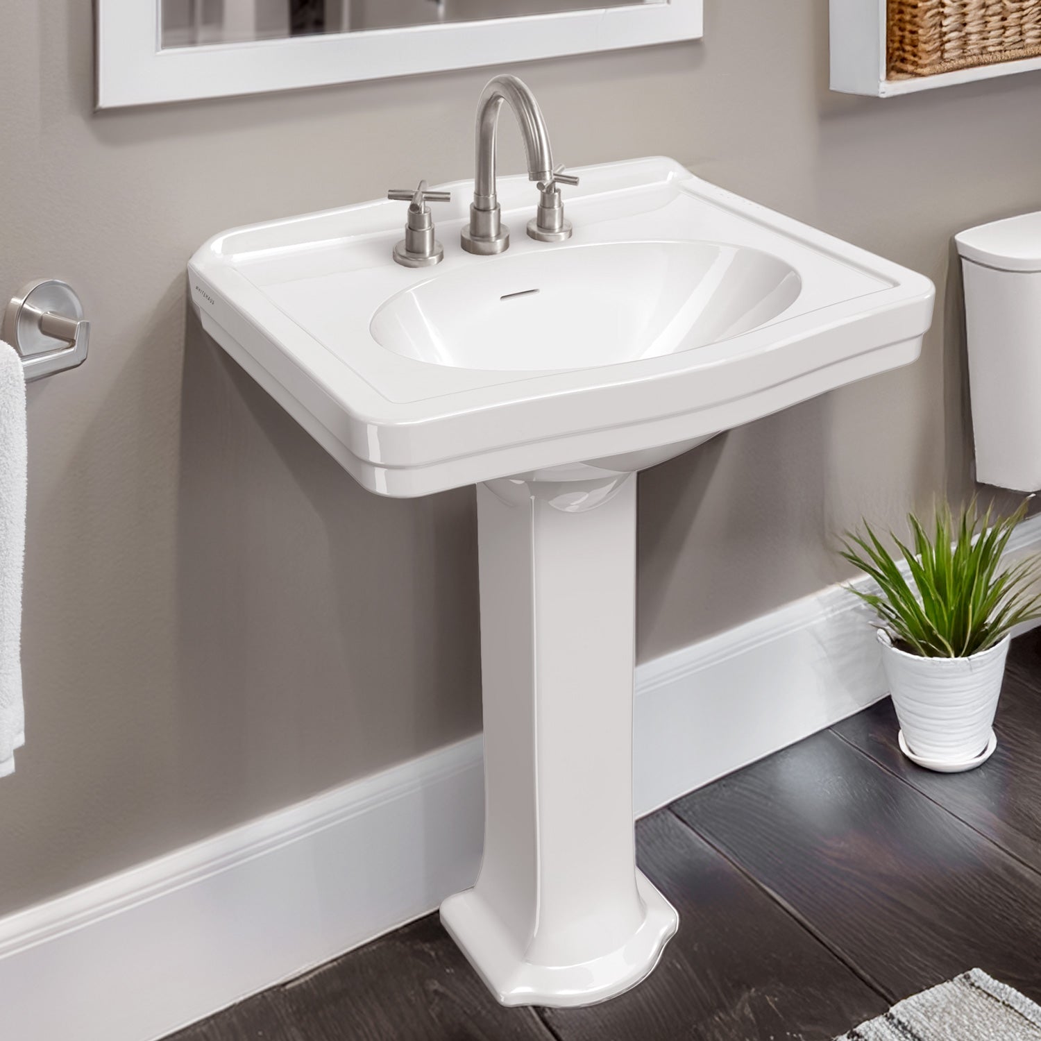 23" Traditional Pedestal Sink with an Integrated Oval Bowl, Low-Rise Backsplash and Overflow