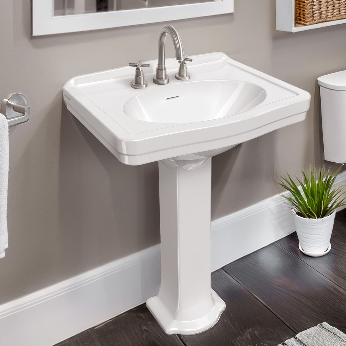 23&quot; Traditional Pedestal Sink with an Integrated Oval Bowl, Low-Rise Backsplash and Overflow