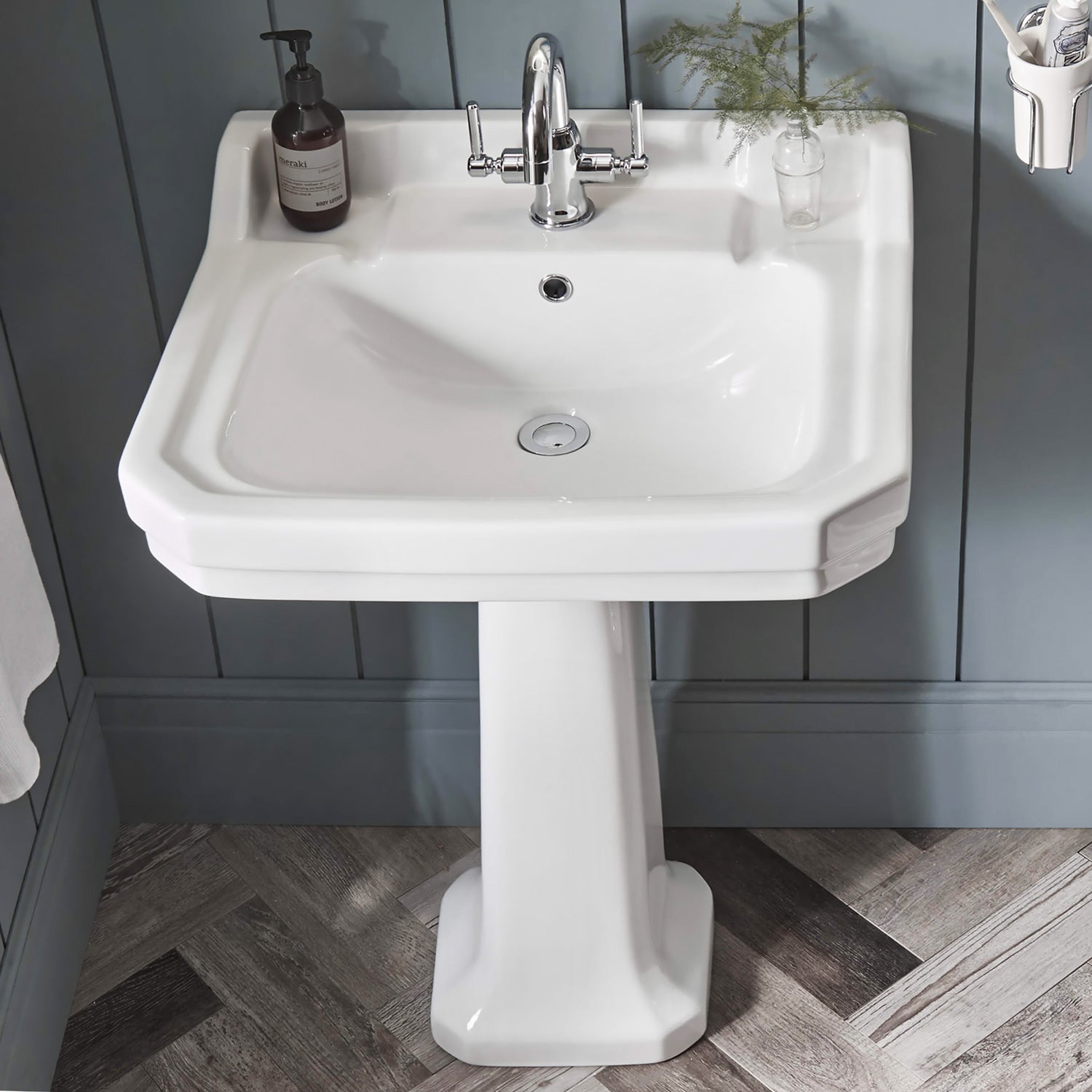 Traditional Pedestal with Large Rectangular Bowl, Backsplash, Dual Soap Ledges and Overflow