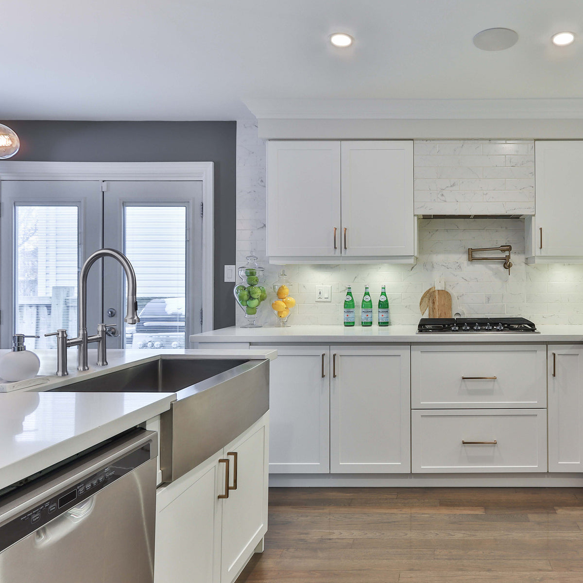 30&quot; Brushed stainless steel commercial single bowl sink with an arched front apron