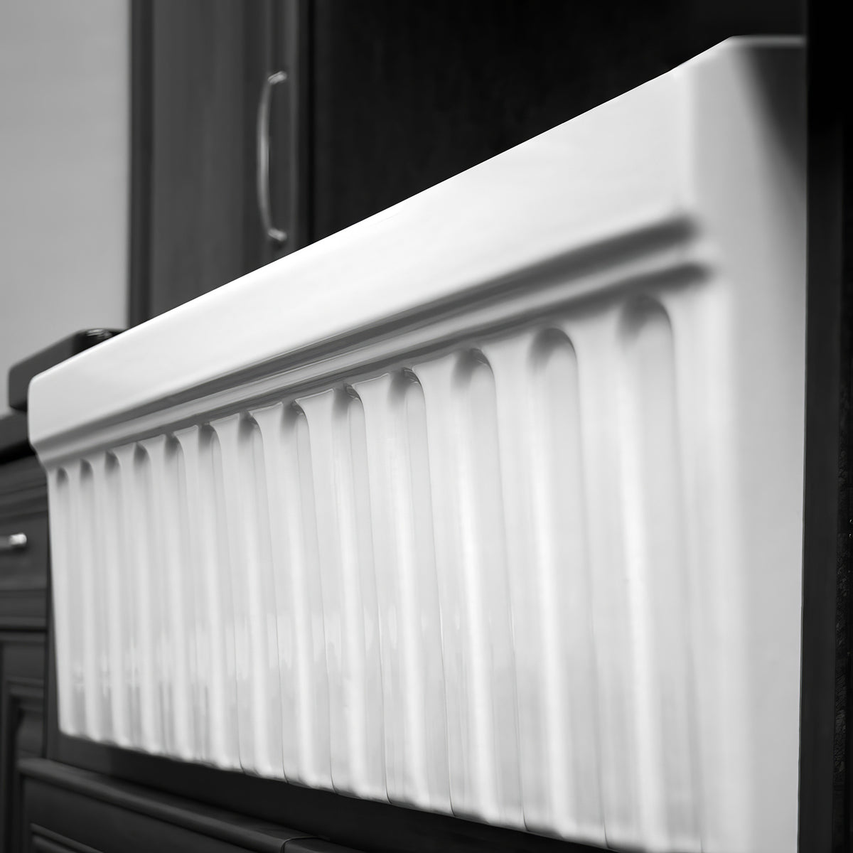 30&quot; Reversible Single Bowl Fireclay Kitchen Sink: 2½” lip and fluted, 2” lip front apron