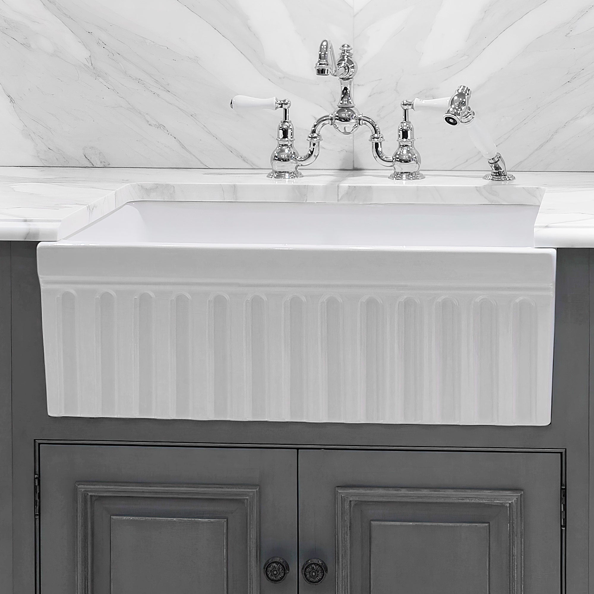 30" Reversible Single Bowl Fireclay Kitchen Sink: 2½” lip and fluted, 2” lip front apron