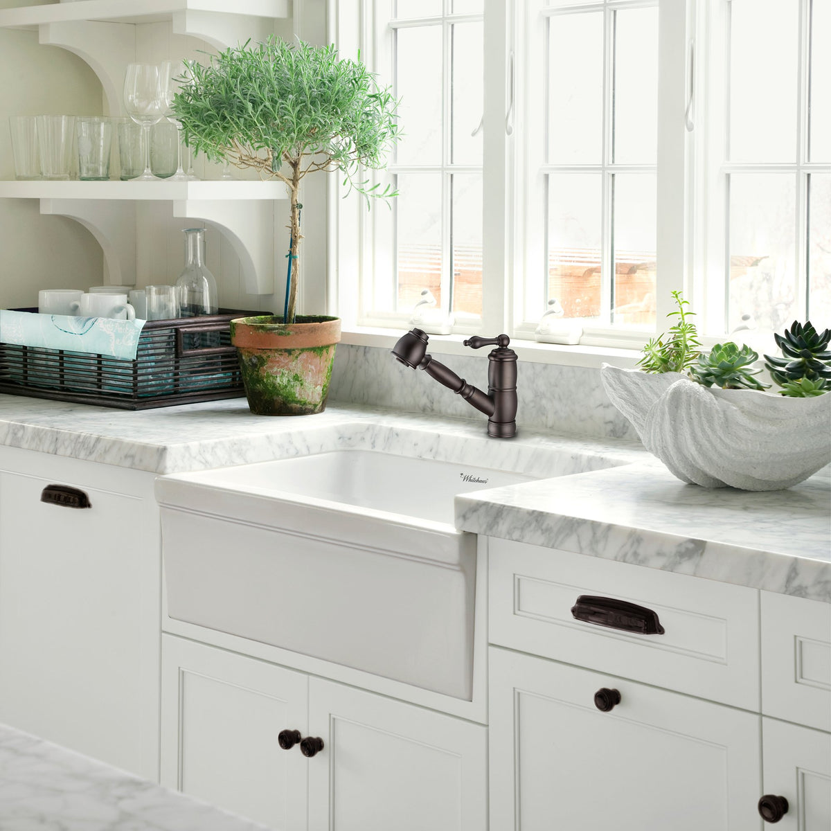 Single hole, single lever faucet with a pull-out spray head