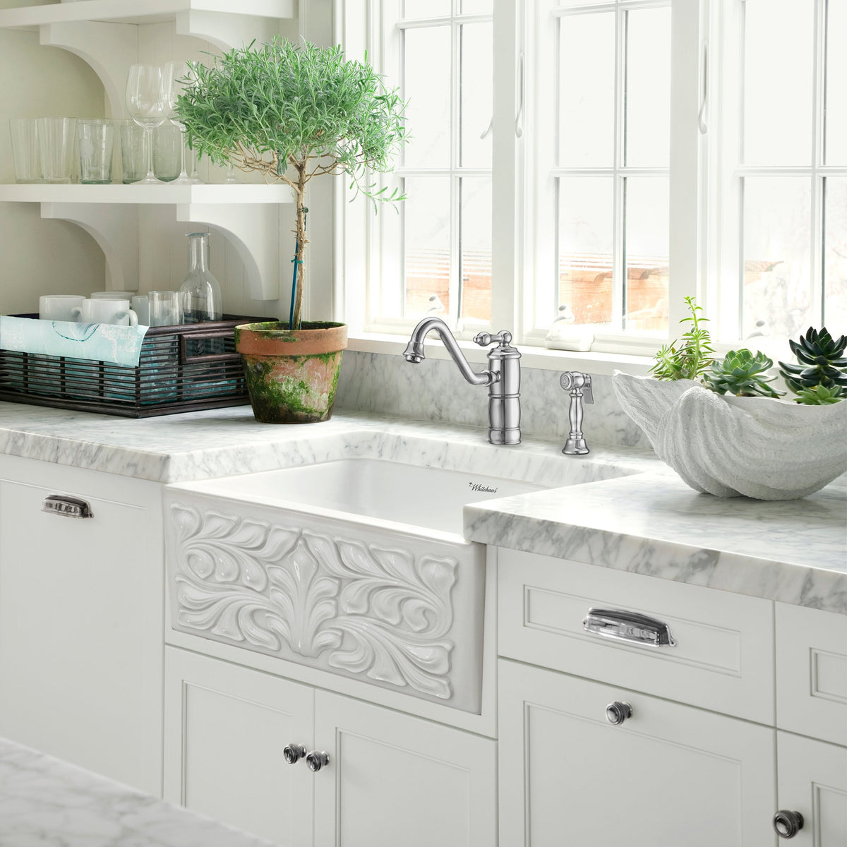 Single lever faucet with traditional swivel spout and solid brass side spray